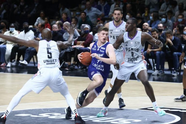 revivez le désastre d'un match de basket lycéen où rebondissements et émotions fortes ont marqué la rencontre.