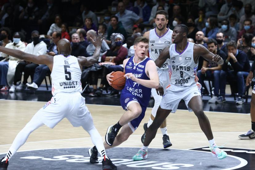 revivez le désastre d'un match de basket lycéen où rebondissements et émotions fortes ont marqué la rencontre.