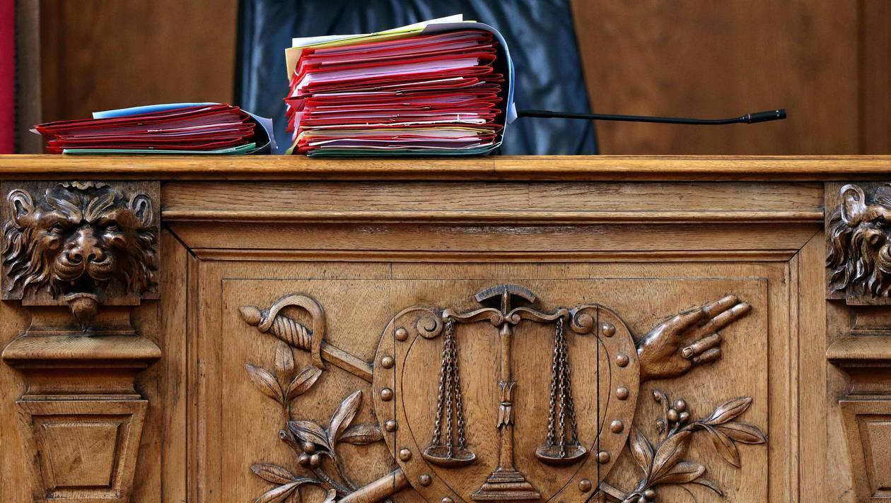 un enseignant de malden high school accusé de viol comparait devant la justice, suscitant une vive émotion dans la communauté scolaire.