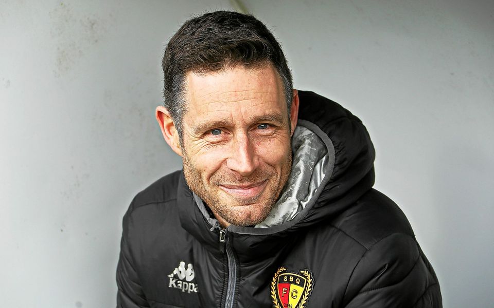 un entraßneur intervient rapidement et sauve la vie de son adversaire en utilisant un défibrillateur lors d'un match.
