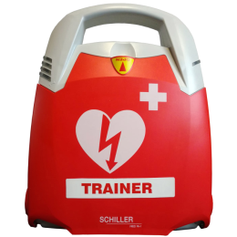 un entraîneur intervient rapidement et sauve un adversaire en arrêt cardiaque grâce à l'utilisation d'un défibrillateur, démontrant l'importance de la réanimation sur le terrain.
