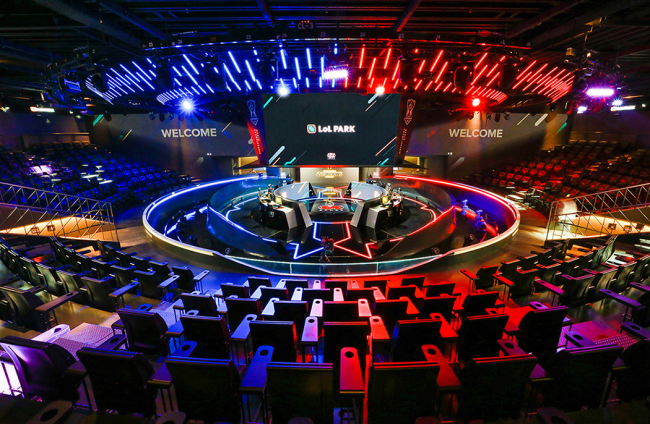 découvrez l'univers passionnant de l'esport league of legends, suivez les compétitions, les équipes et les joueurs de haut niveau dans ce jeu stratégique et palpitant.