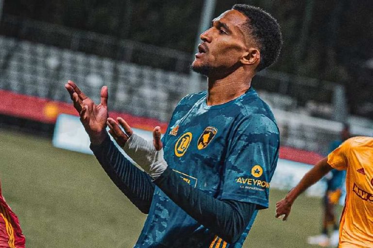 découvrez le géant africain du football installé à rhode island, une figure emblématique qui inspire par son talent et son parcours exceptionnel.