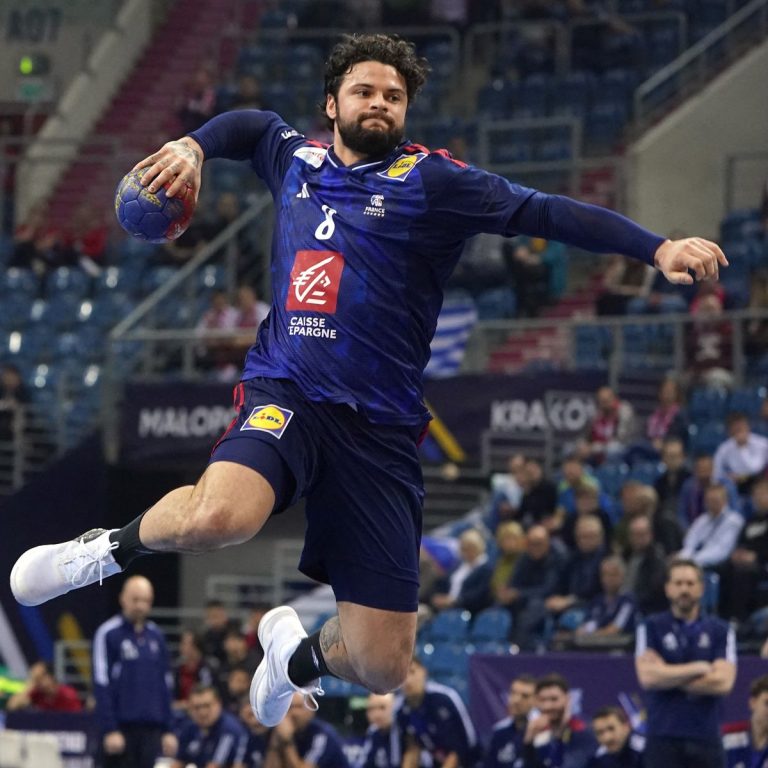 découvrez comment pakdel, figure du handball iranien, fixe de nouveaux objectifs pour l'équipe nationale, visant à renforcer leur performance et leur présence internationale.