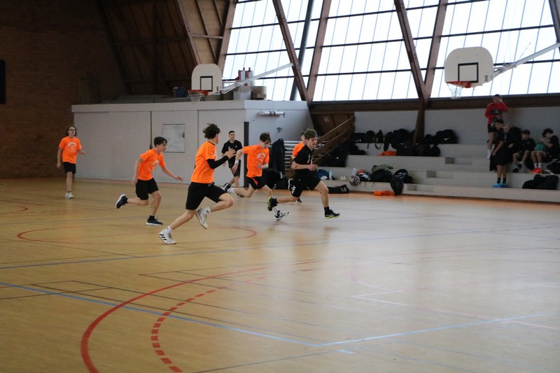 oman renforce sa présence au championnat de handball du ccg en montrant une performance remarquable et en affirmant sa position parmi les meilleures équipes.