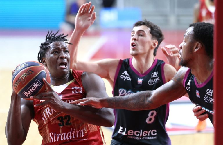 découvrez le top 10 des équipes universitaires de basketball qui ont le plus déçu cette saison, avec des performances en-dessous des attentes et des surprises peu réjouissantes.