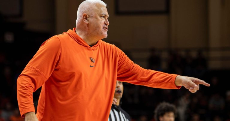 wayne tinkle quitte oregon state après 12 ans de coaching, marquant la fin d'une ère pour l'équipe de basketball.