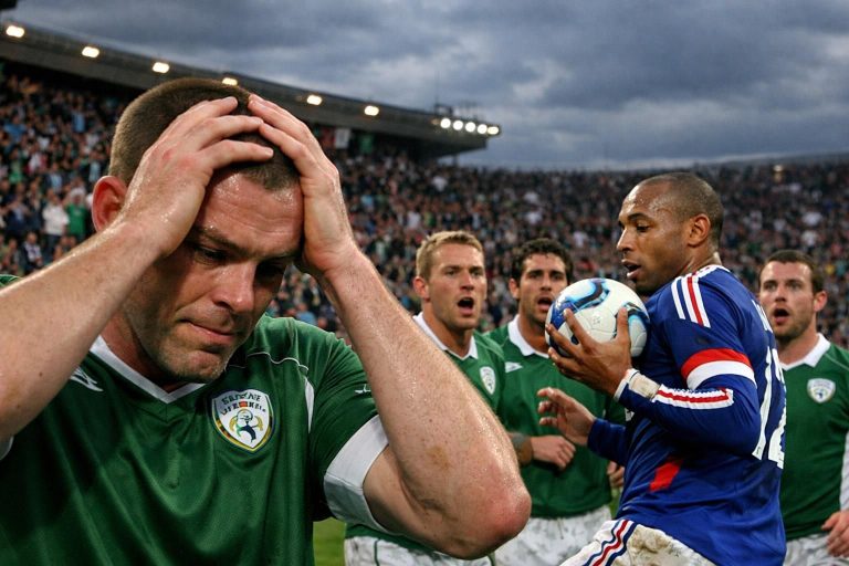 découvrez l'avis exclusif de richard dunne sur la main controversée de thierry henry lors du match irlande-france, un moment décisif qui a marqué l'histoire du football.