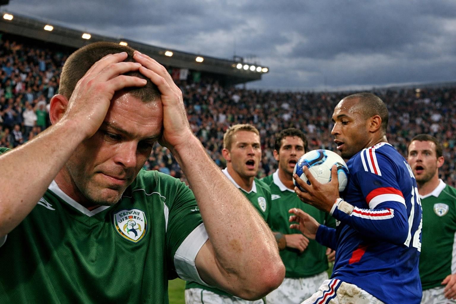 découvrez l'avis exclusif de richard dunne sur la main controversée de thierry henry lors du match irlande-france, un moment décisif qui a marqué l'histoire du football.