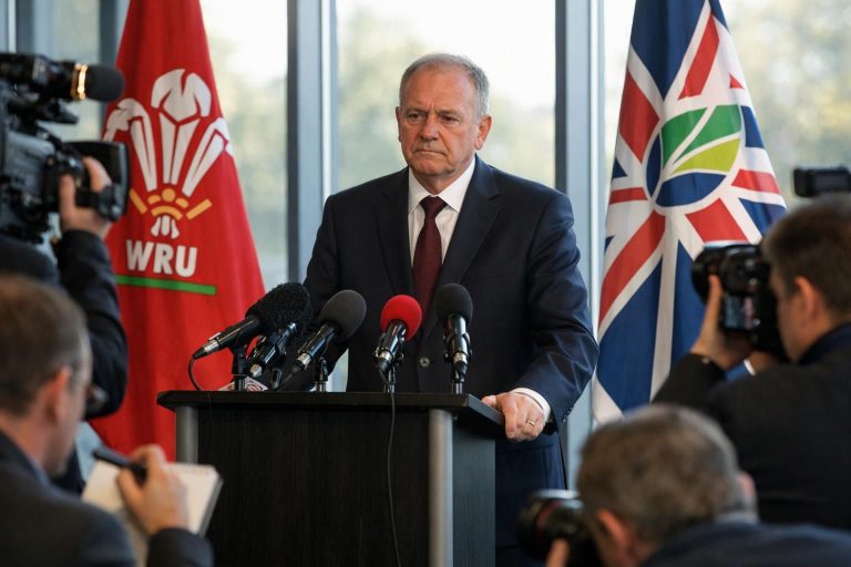 malcolm wall annonce son départ de ses fonctions au sein de la wru et du prb, marquant la fin d'une importante collaboration.
