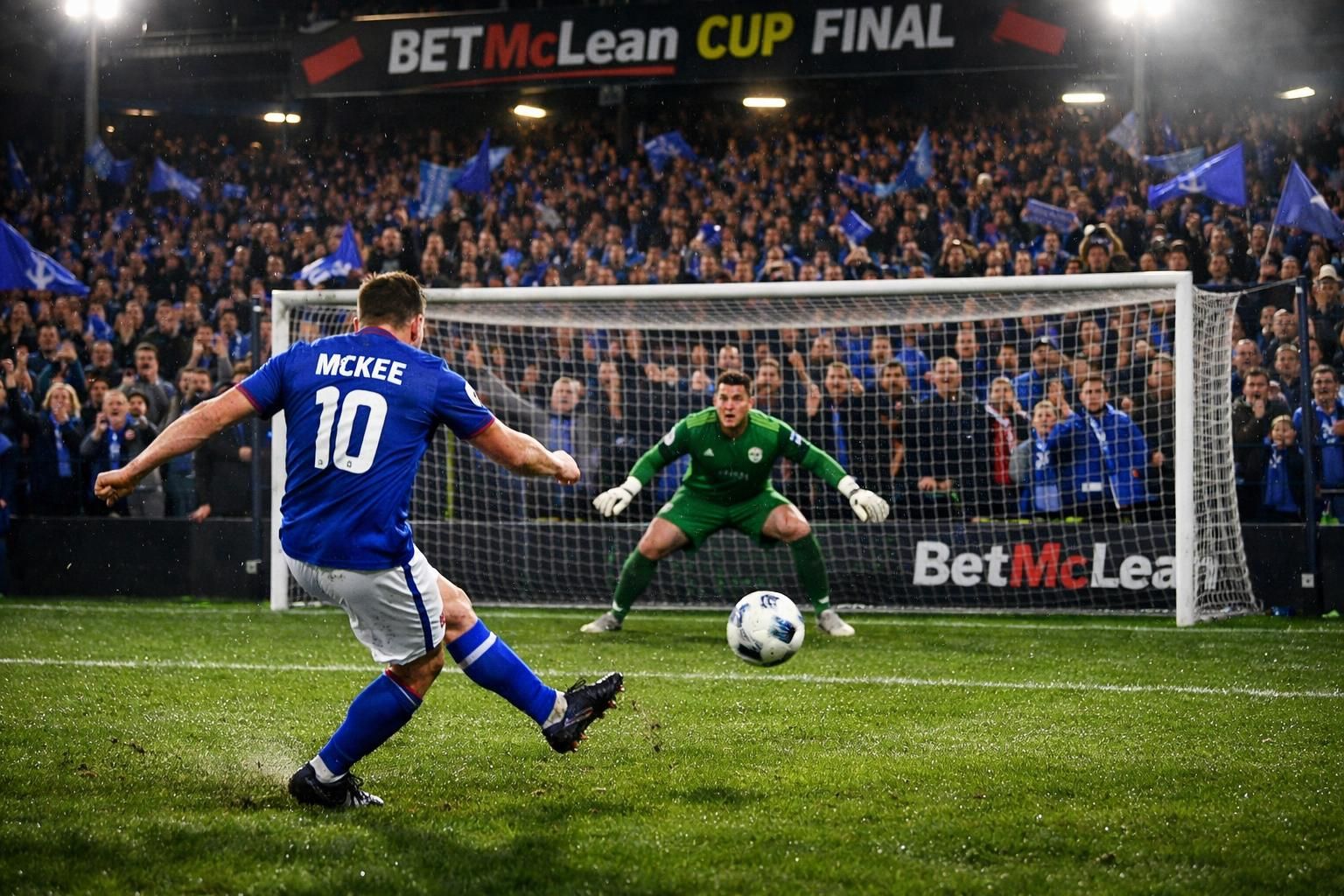 revivez la finale de la betmclean cup où mckee a offert la victoire aux blues grâce à un penalty décisif en prolongation. un moment intense et mémorable du football.