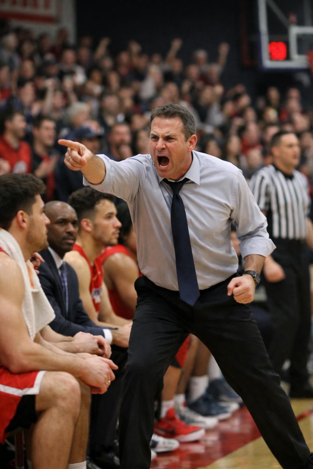 découvrez les dernières rumeurs sur le basket nc state : le wolfpack a rencontré josh schertz de saint louis pour discuter du poste d'entraîneur principal.