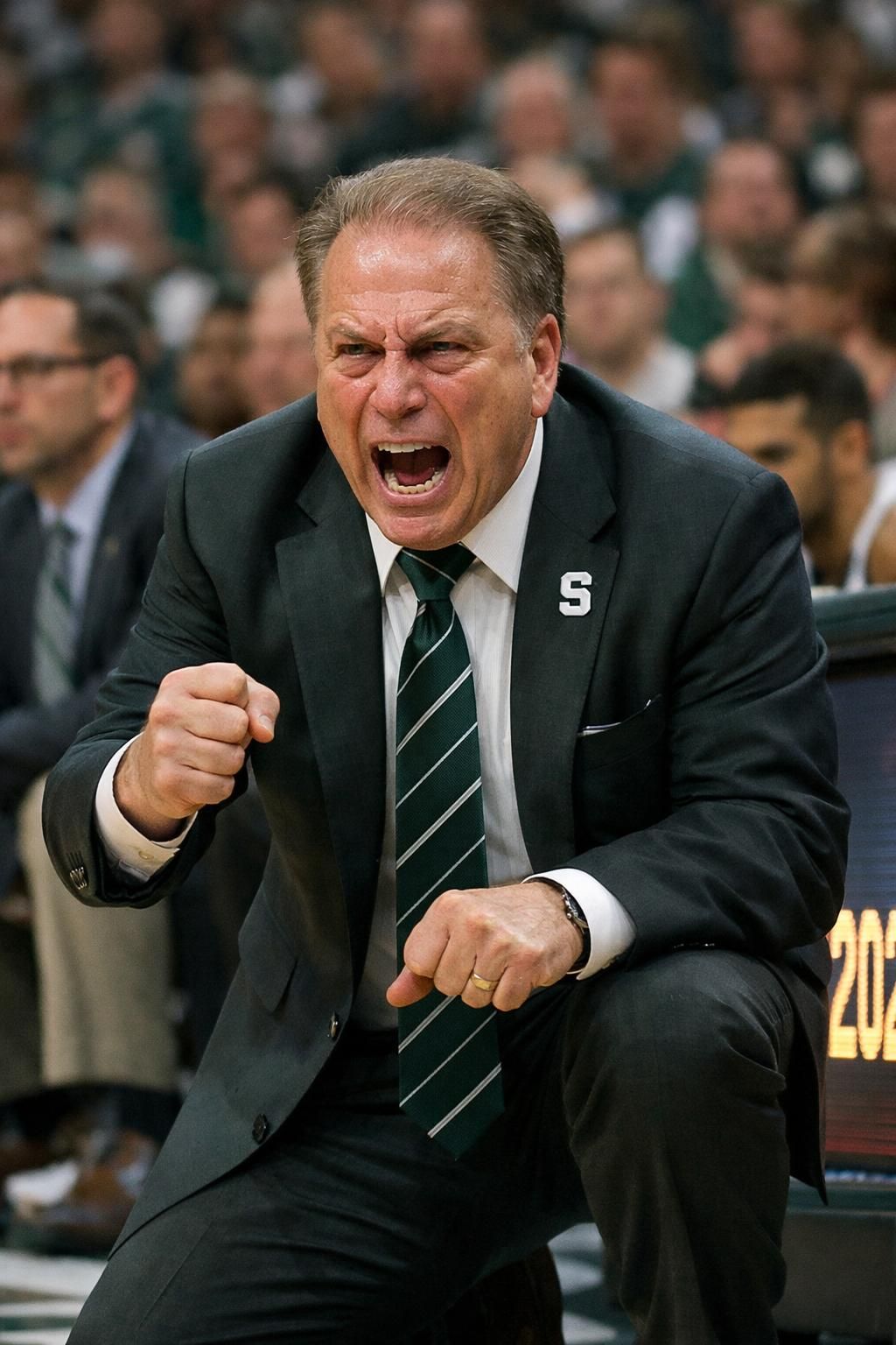 découvrez les confidences de tom izzo sur la retraite des coachs légendaires d'une génération exceptionnelle, leurs carriÚres et leur héritage dans le basketball.