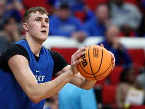 découvrez le classement universitaire de basketball avec duke en tête, analysant les meilleures équipes et performances actuelles de la saison.