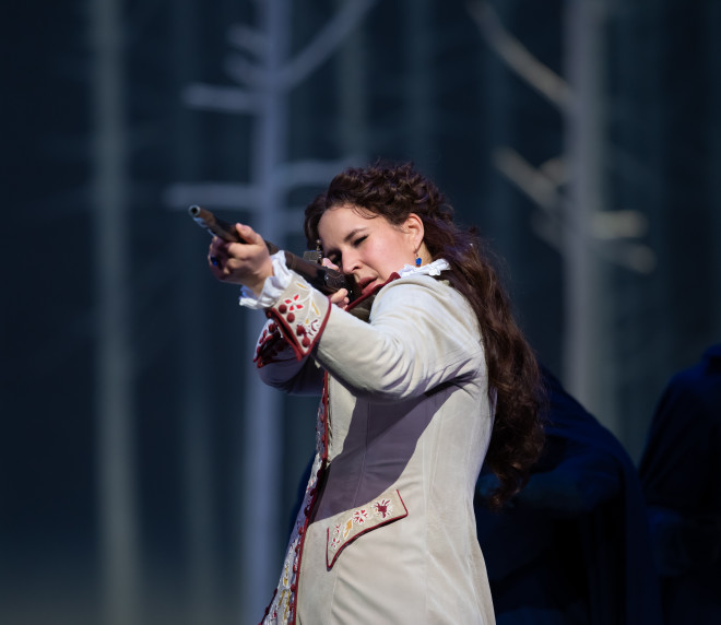 lise davidsen, étoile montante du chant lyrique, brille dans le rôle principal de « tristan », captivant le public avec sa voix exceptionnelle et son interprétation passionnée.