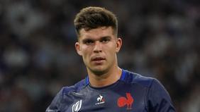 la princesse anne amuse ses fans en partageant un moment drôle avec un joueur de rugby, mêlant élégance royale et humour sportif.