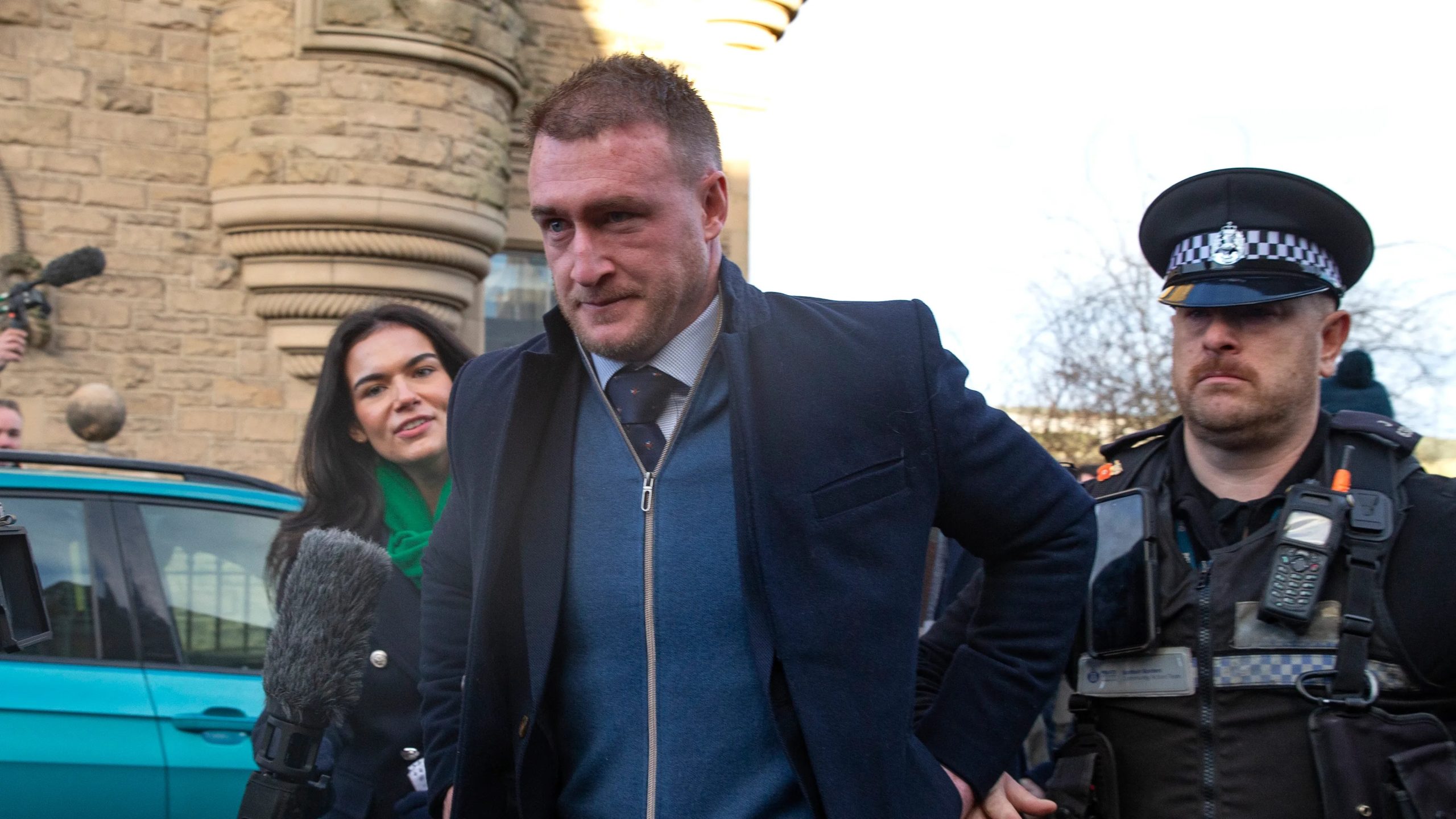 stuart hogg privé de son mbe suite à des accusations de violences conjugales, une décision qui fait grand bruit dans le monde sportif.