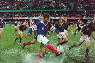 dĂ©couvrez une tragĂ©die bouleversante sur le terrain de rugby, oĂč l'Ă©motion et la tension se mĂȘlent pour un rĂ©cit poignant.