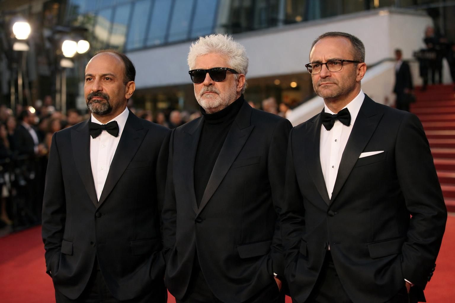 découvrez la compétition exceptionnelle pour la palme d'or de cannes avec farhadi, almodóvar et zvyagintsev parmi les favoris pour ce prix prestigieux du cinéma international.
