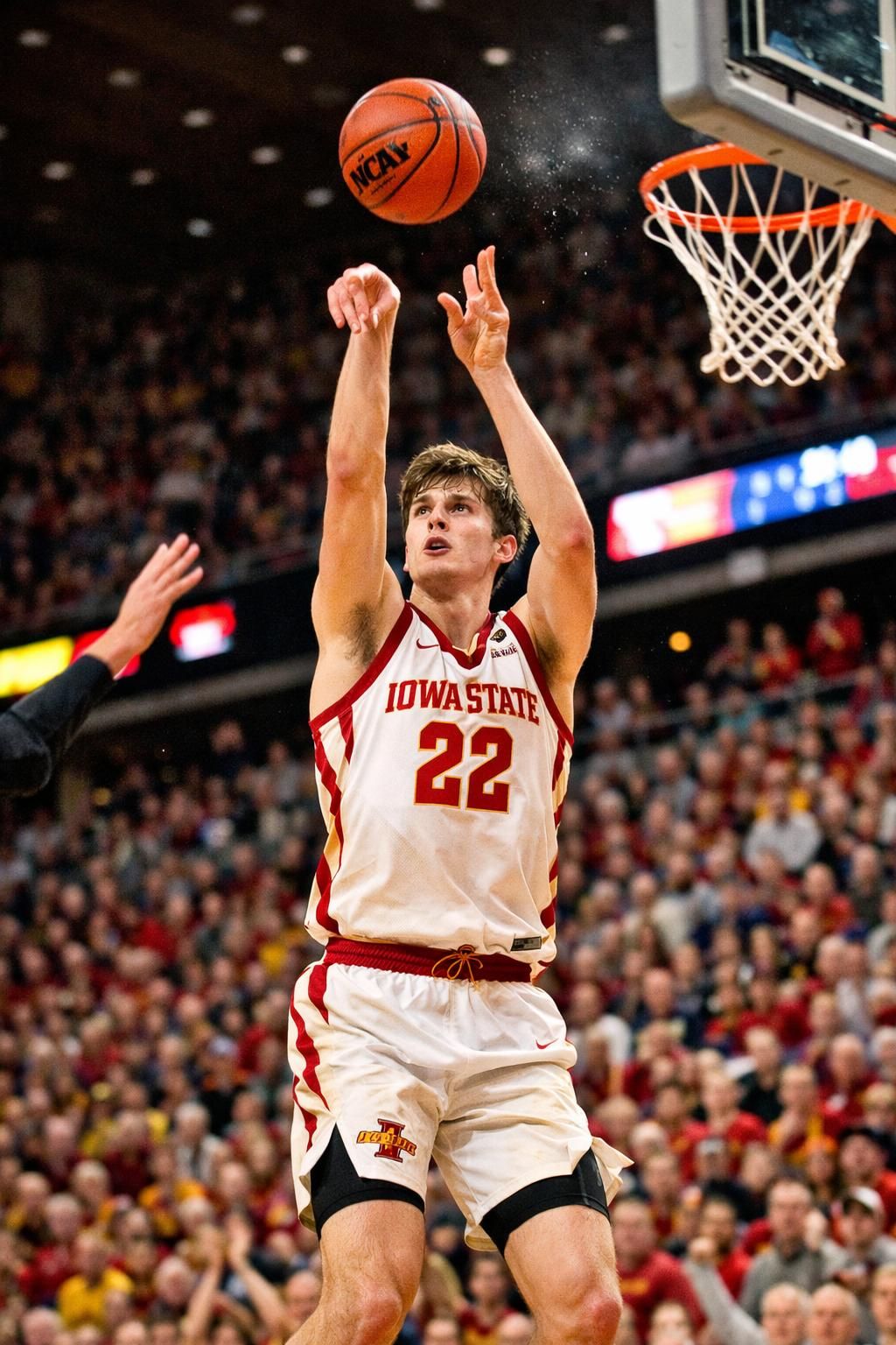 milan momcilovic, jeune talent d'iowa state, annonce sa candidature à la draft nba tout en envisageant des options de transfert pour sa carrière.
