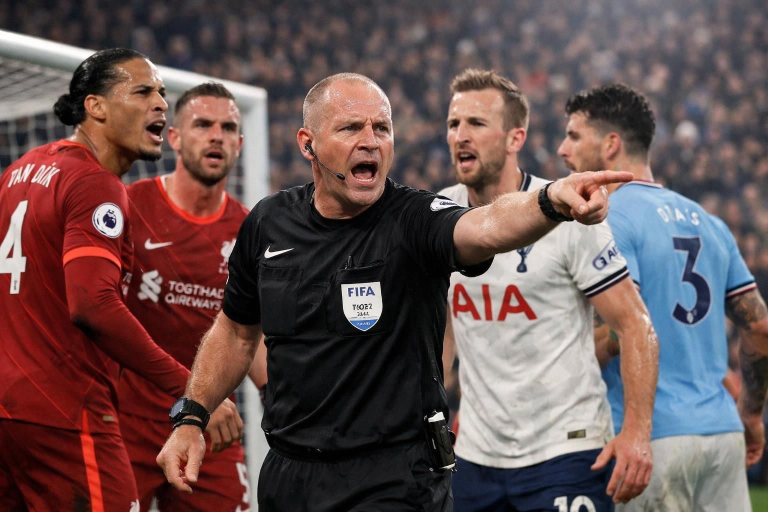 la premier league adoucit les sanctions liées au tirage de cheveux, annonçant une nouvelle approche disciplinaire pour mieux gérer ce type d'infractions sur le terrain.