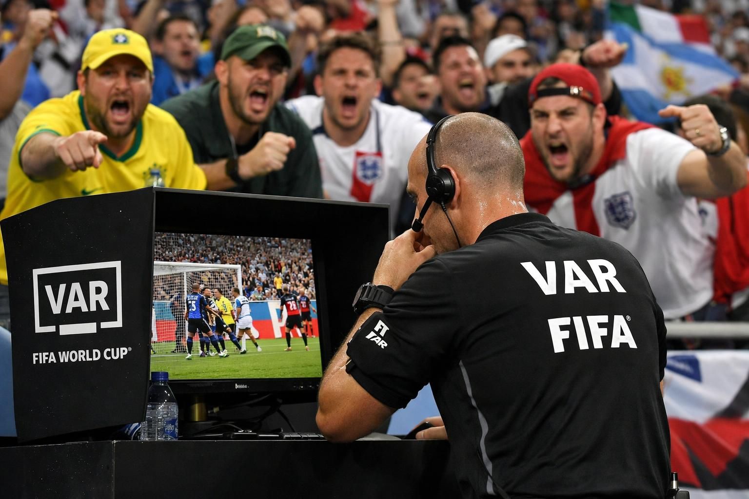 découvrez pourquoi la var est parfois perçue comme une loterie lors de la coupe du monde et ses impacts sur le déroulement des matchs.