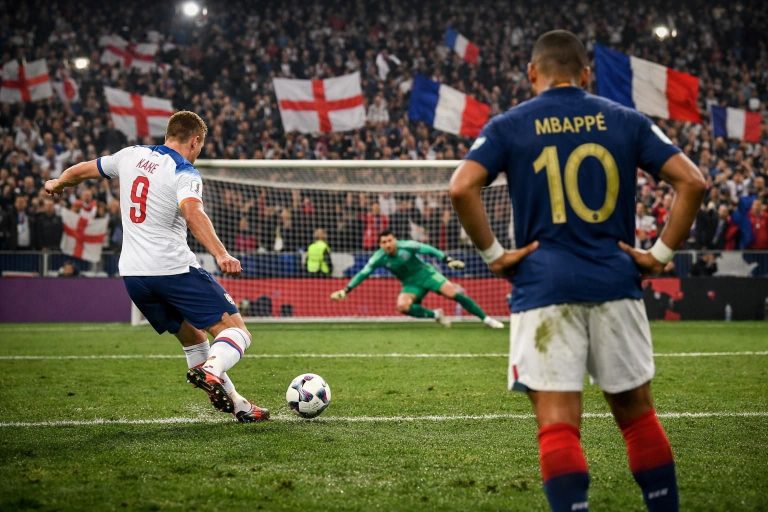 revivez la simulation palpitante du match angleterre-france en coupe du monde où kane et mbappé s'affrontent dans une série de tirs au but intense et spectaculaire.