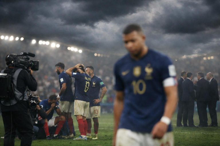 découvrez les théories du complot qui émergent après le choc de la france en coupe du monde, avec des questions sur une possible mise à l'écart de mbappé par la fifa.