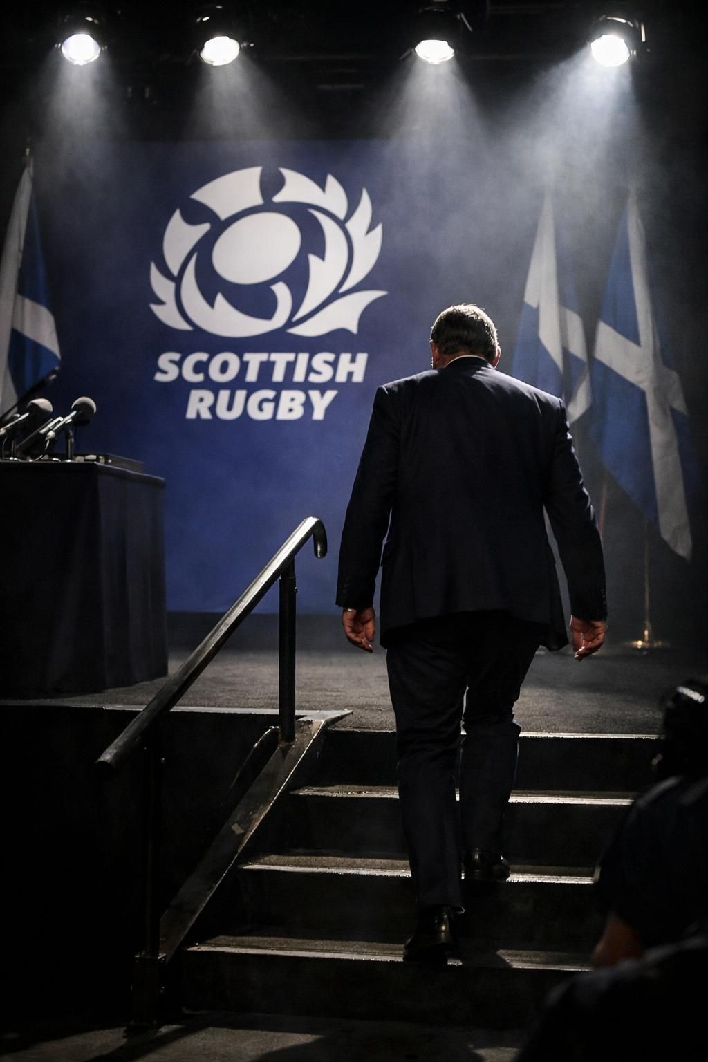 le pdg de la fédération écossaise de rugby, williamson, a été démis de ses fonctions à la suite d'une enquête interne, marquant un tournant important pour l'organisation.