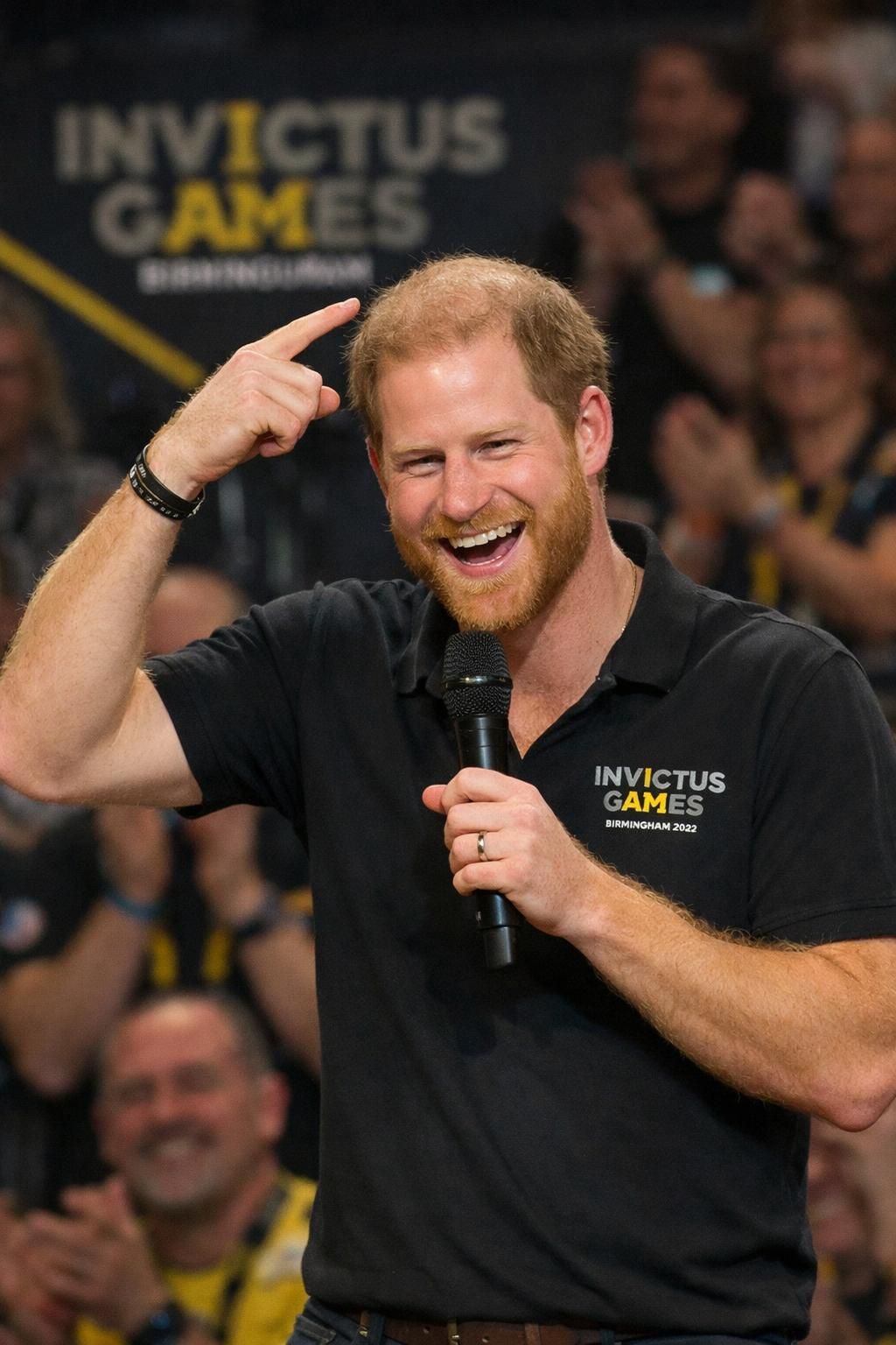 le prince harry Ă©voque avec humour la perte de ses cheveux en se souvenant de la premiĂšre cĂ©rĂ©monie des invictus games, mĂȘlant souvenirs et autodĂ©rision.