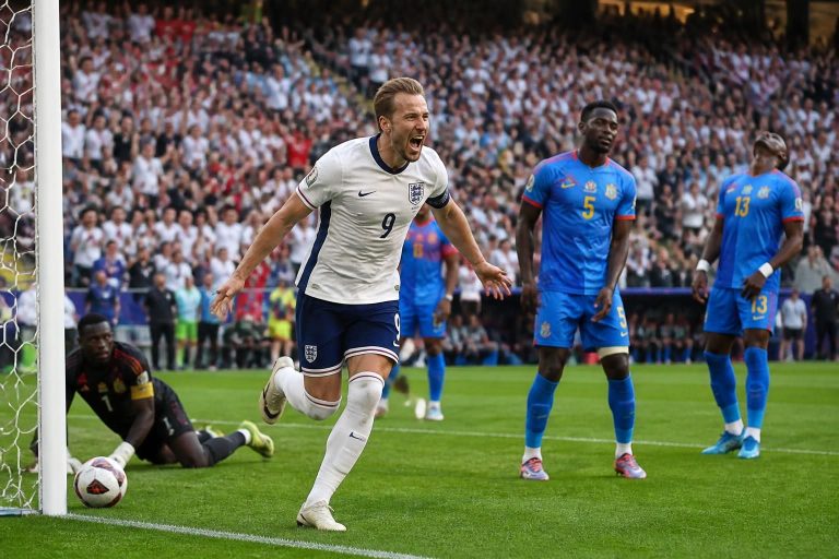 revivez le match angleterre vs rd congo avec un retour complet et les buts décisifs d'une victoire laborieuse des anglais face aux congolais.