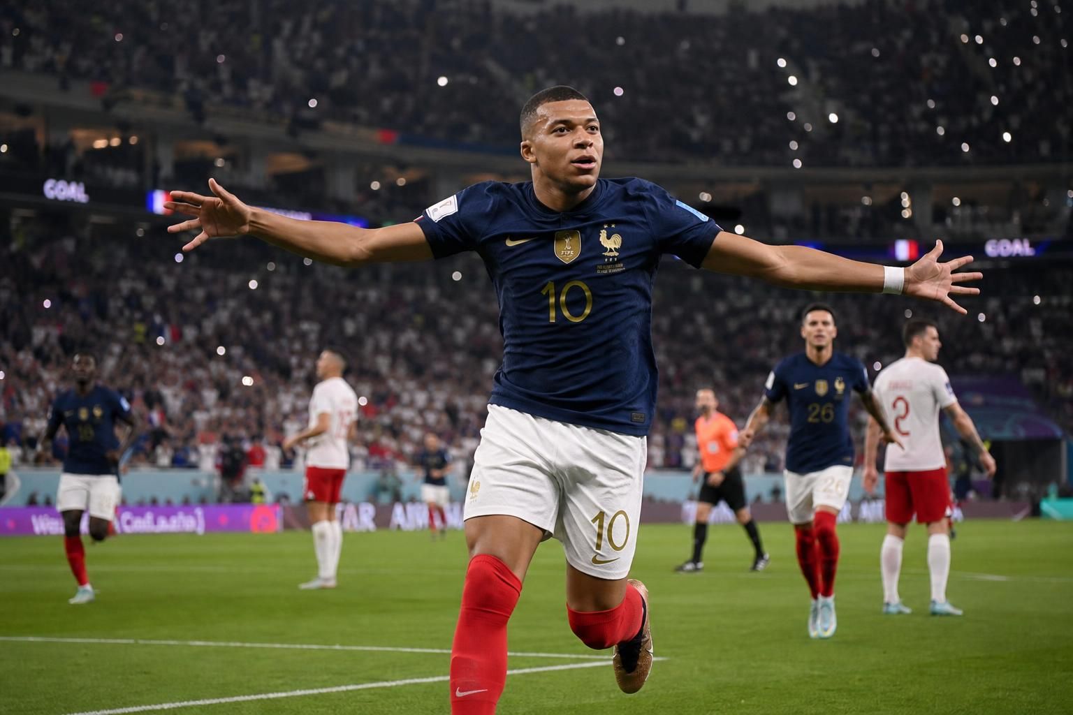 lors de la coupe du monde 2026, infantino félicite mbappé pour son doublé, mais avec un léger retard de deux semaines après la fin du tournoi, suscitant réactions et discussions.