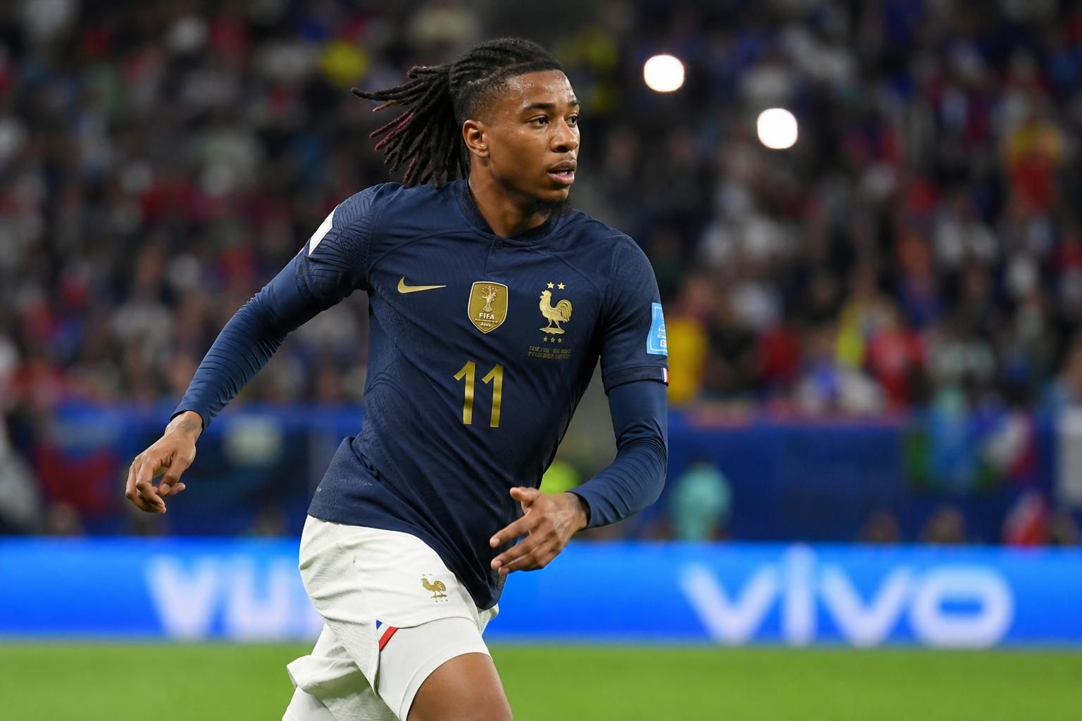 découvrez michael olise, la nouvelle idole des supporters lors de la coupe du monde, célébré pour son talent et son impact sur le terrain.