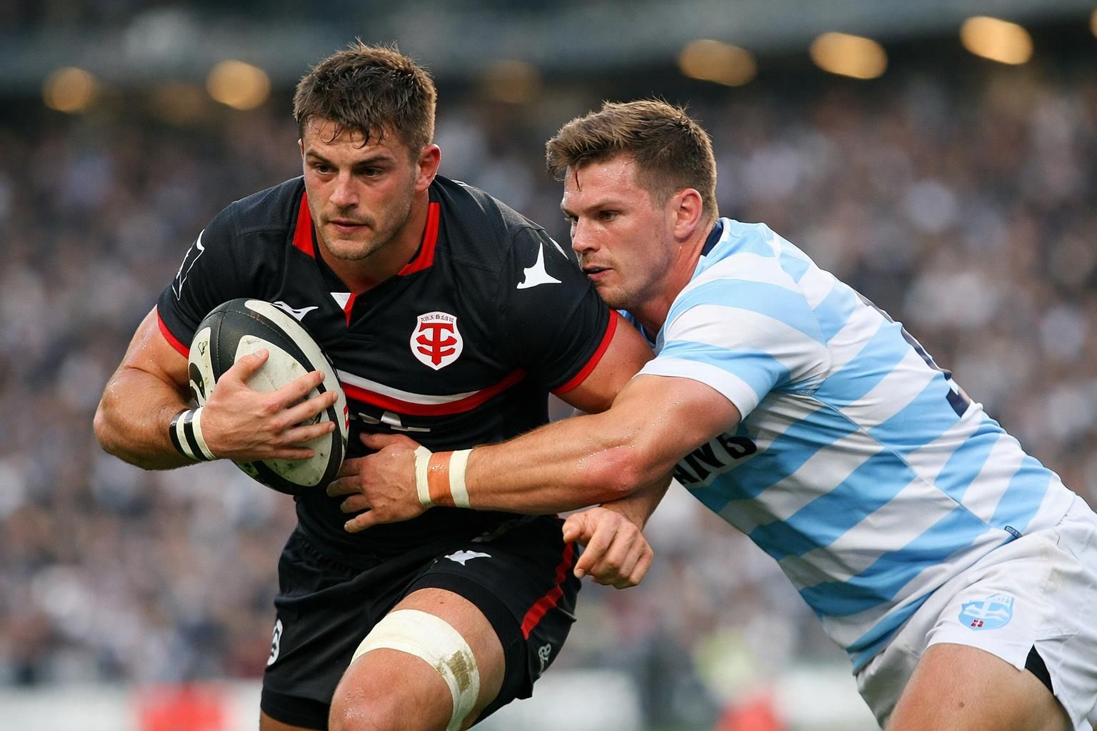 découvrez les transferts majeurs du top 14 pour la saison 2026-27 avec tommaso menoncello et huw jones, deux joueurs phares qui vont dynamiser le championnat français de rugby.