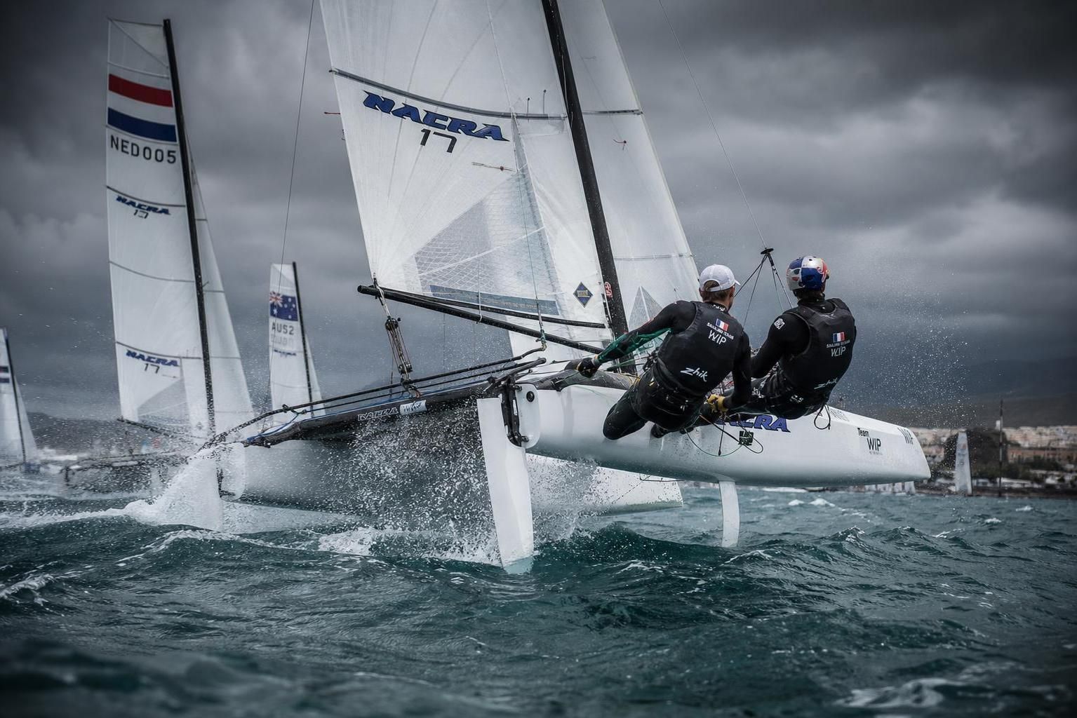 découvrez le récit intense d'aloïse retornaz sur une étape de la coupe du monde de voile à lorient, où chaque bataille sur l'eau se joue avec passion et détermination.