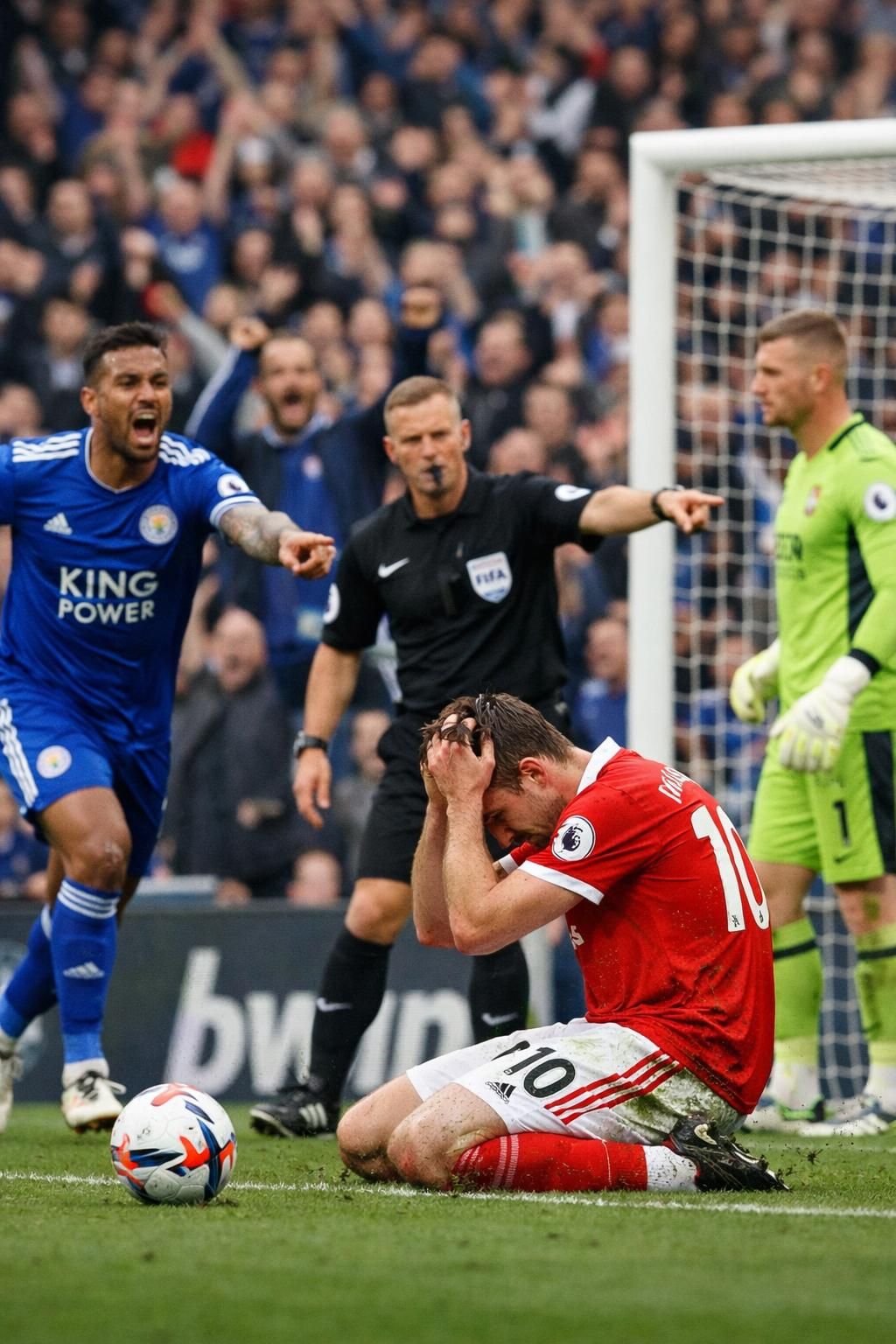 ancien prodige de manchester united réalise un penalty dès son premier match en premier league avec son nouveau club, marquant un début prometteur.