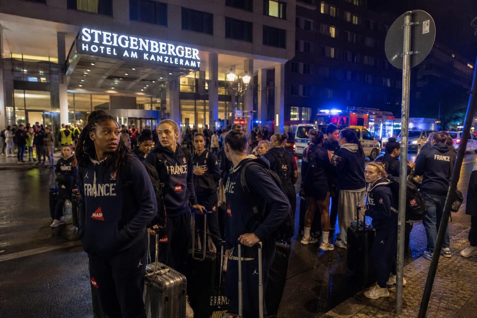 retour sur l'évacuation nocturne surprise de l'hôtel hébergeant les équipes lors de la coupe du monde féminine de basket, un incident qui a marqué la compétition.