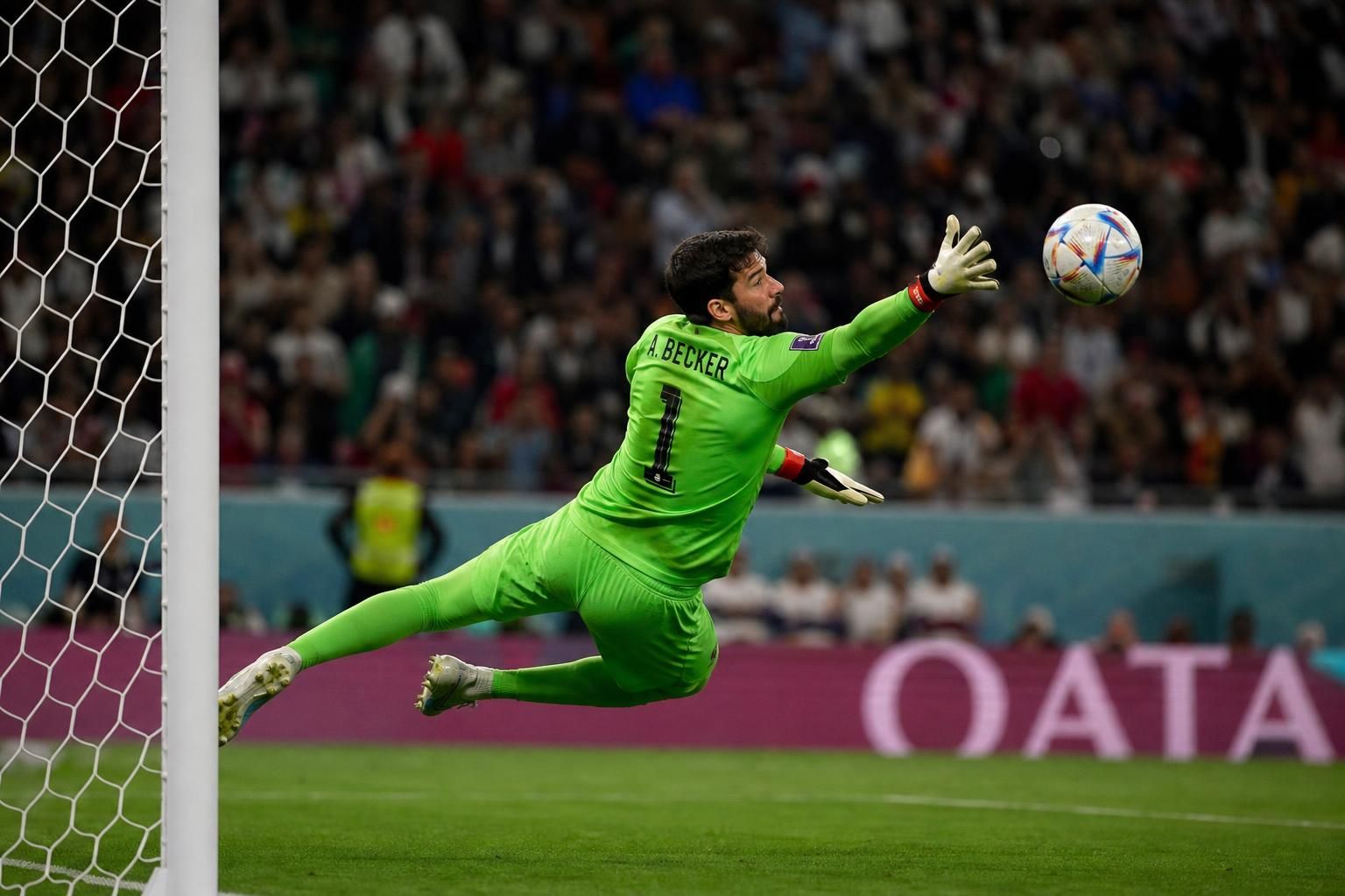 découvrez le parcours saisissant de vozinha, de l'admiration après une coupe du monde 2026 exceptionnelle à la chute brutale qui a suivi. plongez dans les hauts et les bas de sa carrière.