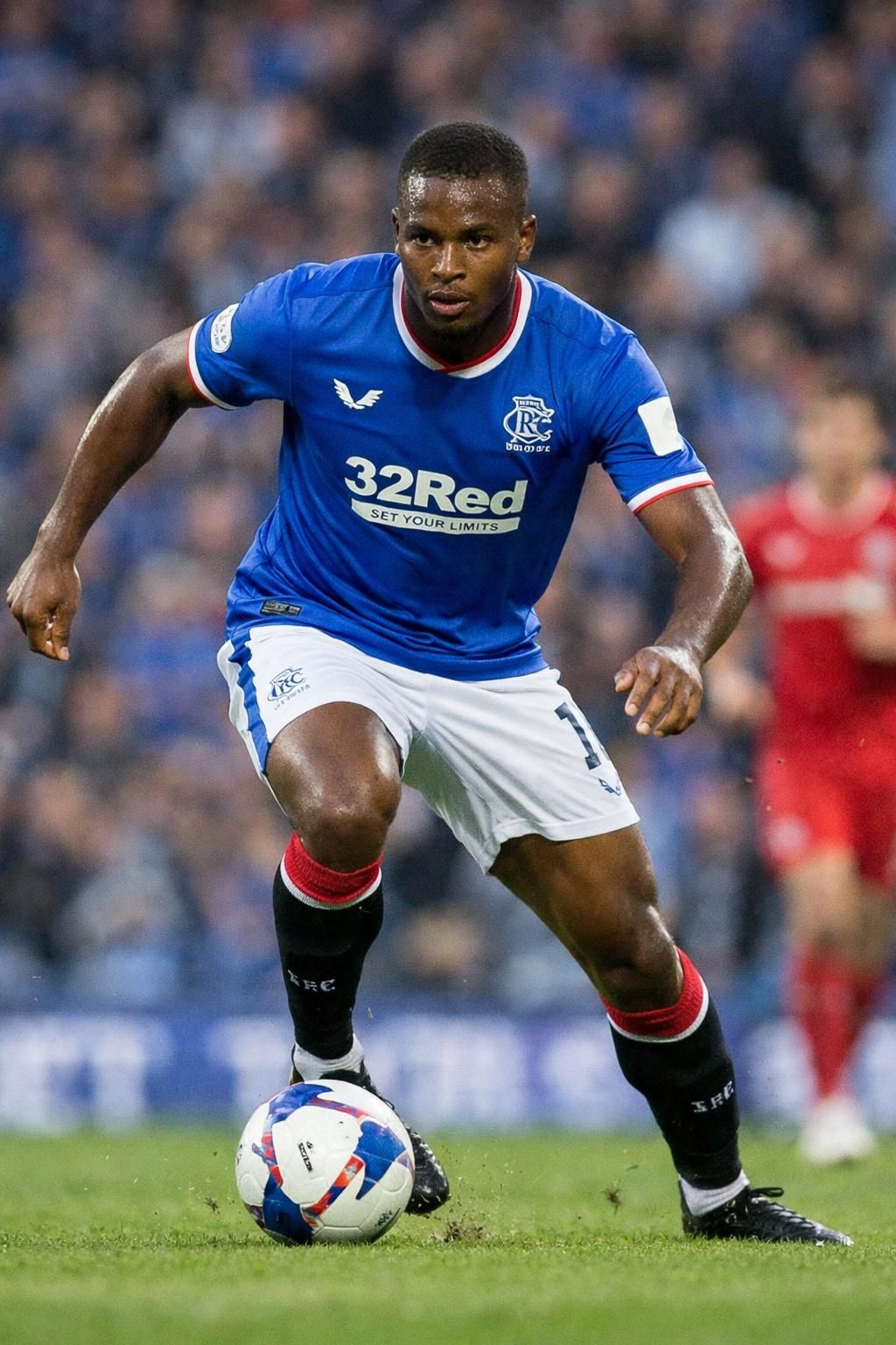 le sélectionneur de l'équipe sud-africaine lance un nouveau défi au défenseur des rangers, promettant une confrontation passionnante et un test crucial pour le joueur.