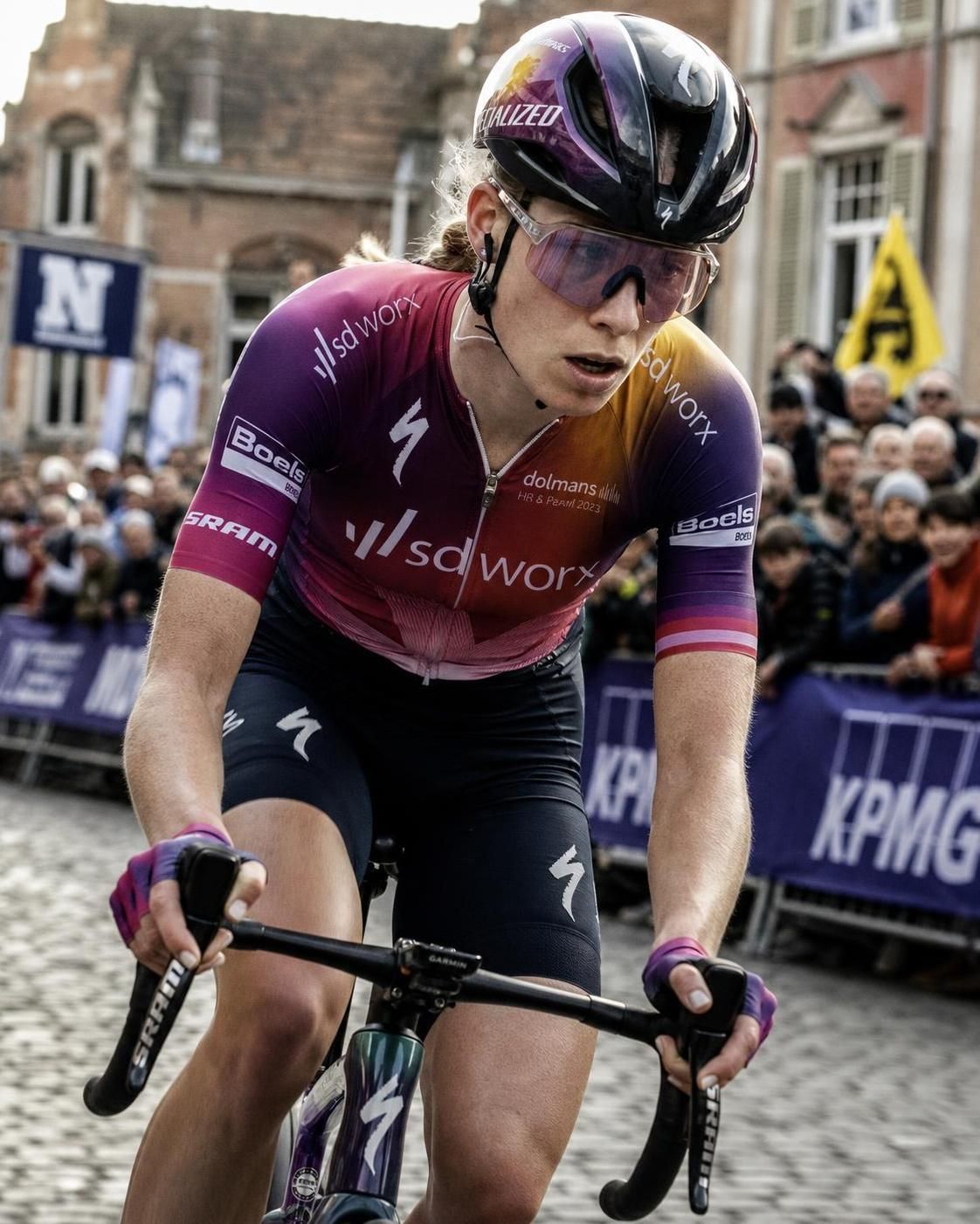 revivez la victoire éclatante de vollering aux championnats d’europe féminins de cyclisme, offrant aux pays-bas un doublé prestigieux et une domination incontestable.