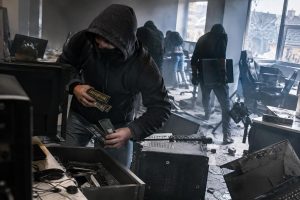 en france, les locaux d’une équipe d’e-sport ont été saccagés lors d’émeutes. des barrettes de ram ont également été dérobées.
