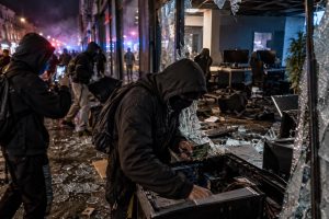 en france, des émeutiers saccagent les locaux d’une équipe d’e-sport. des images les montrent en train de dérober des barrettes de ram.