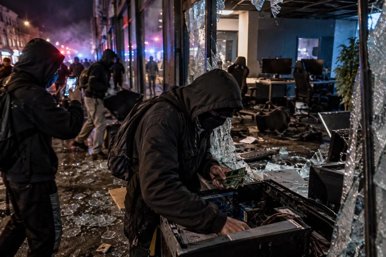 en france, des émeutiers saccagent les locaux d’une équipe d’e-sport. des images les montrent en train de dérober des barrettes de ram.
