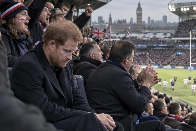 lors d’un match de rugby, le prince harry aurait vécu un moment humiliant qui pourrait raviver les tensions autour de l’avenir des sussex au royaume-uni.