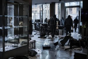 à paris, le v.hive de team vitality a été saccagé. des pillards ont emporté plusieurs trophées, laissant les fans sous le choc.